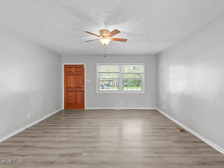105 Valley Ct — Photo 3