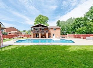 21 Lamplight Dr, Latrobe, PA
