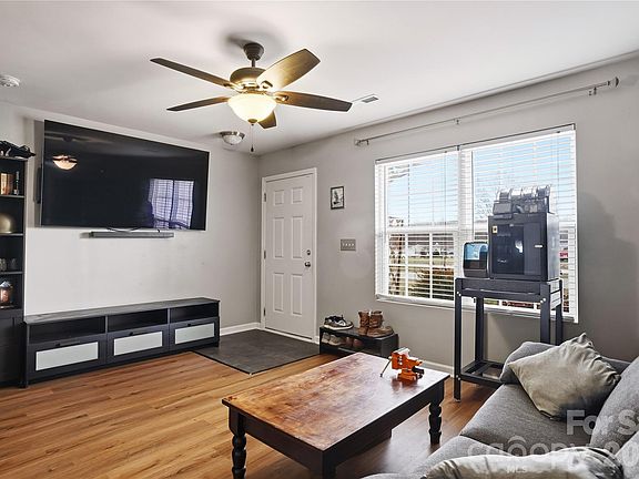 3rd image of 228 Hollybrook Ct