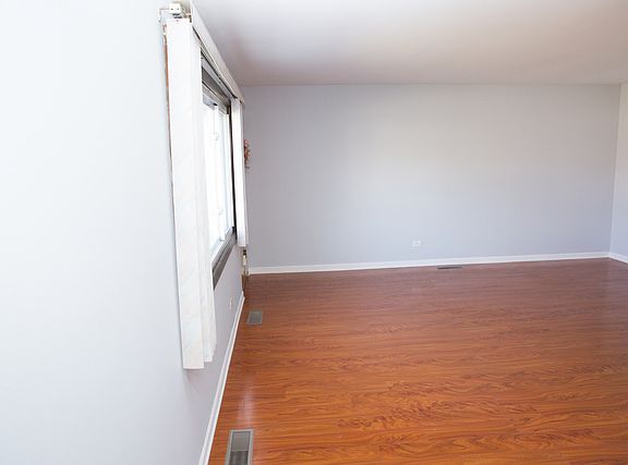 5th image of 1313 Balmoral Ave
