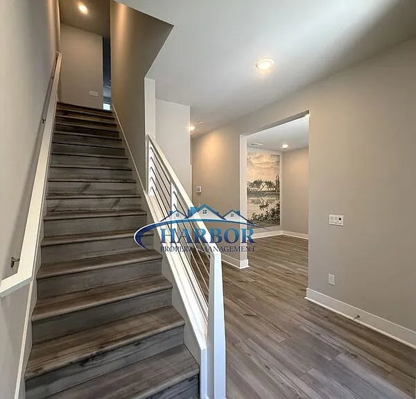 1492 W Sunrise Ln — Photo 3