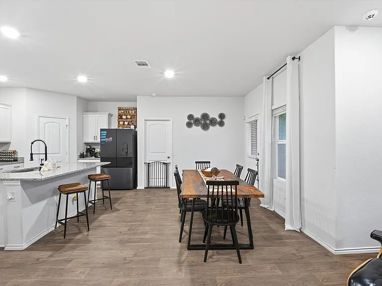 1012 Norway Dr — Photo 5
