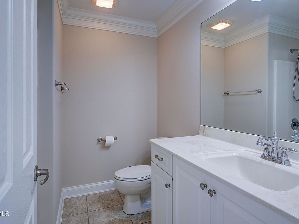 43rd image of 405 Heather View Dr