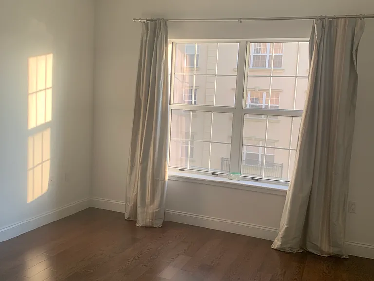 10 Byron Pl #304 — Photo 19