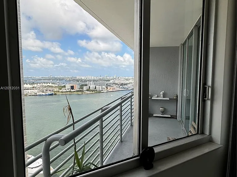 335 Biscayne Blvd #2900 — Photo 25