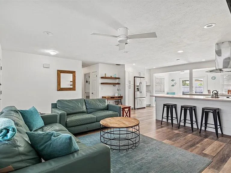 2572 Jefferson Cir — Photo 9