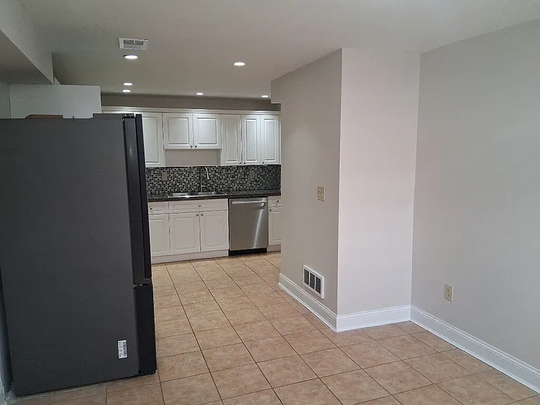 2126 Gilbert Ave — Photo 6