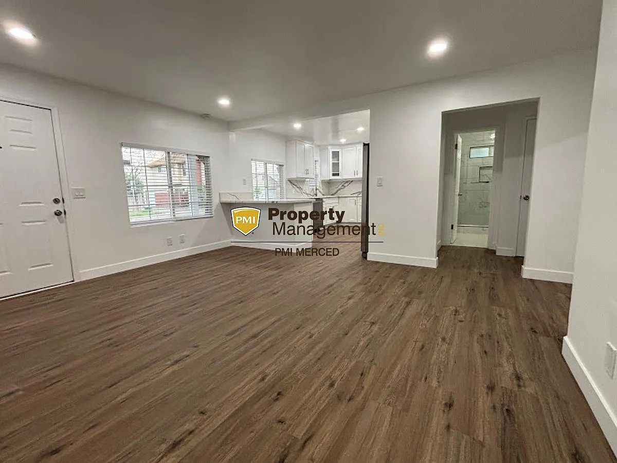 2 bed, 1.0 bath, 894 sqft, $1,900 — Photo 3