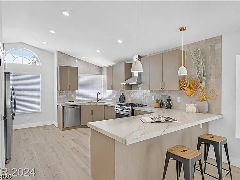 8 Barton Spring Cir — Photo 1
