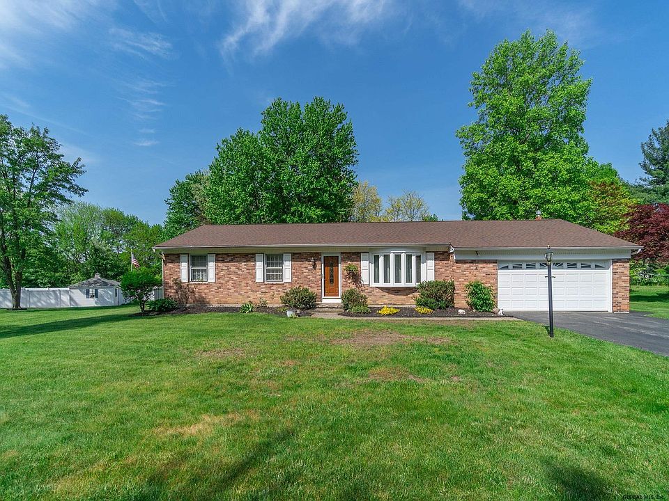 1st image of 12 Somerset Ln