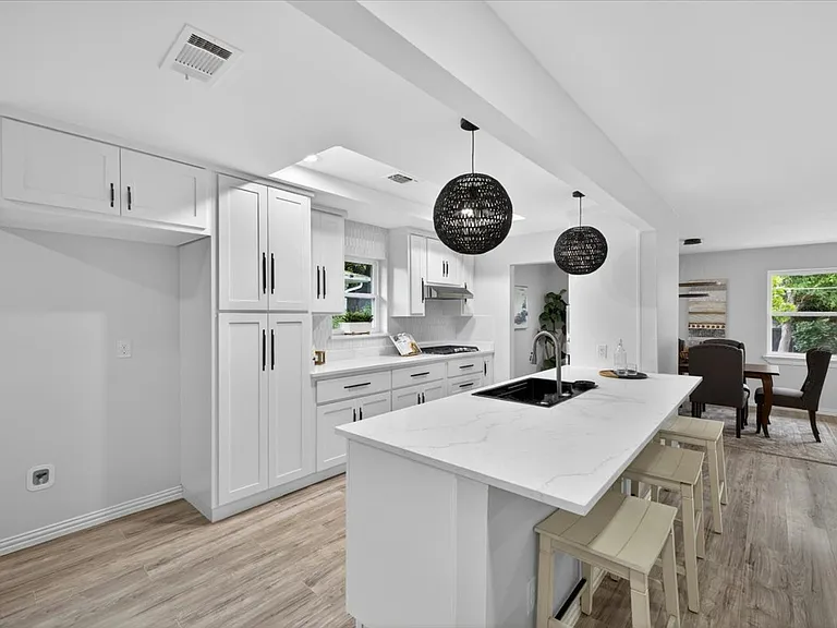 3330 Sharpview Ln — Photo 2