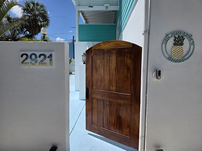 2921 Dupont St S — Photo 3