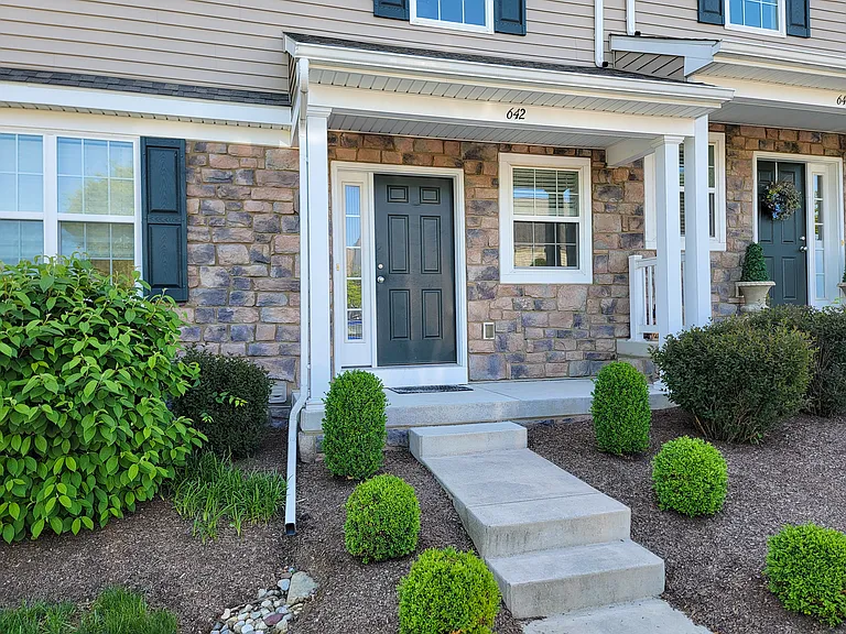 642 Brentwood Dr — Photo 2