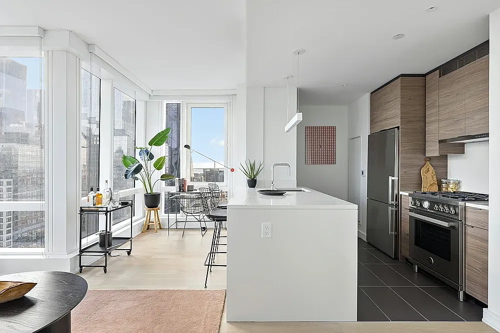 555 West 38th Street — Photo 2