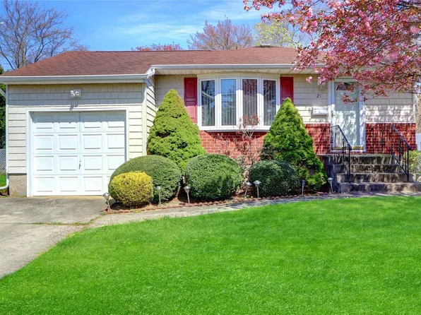 21 Jane Drive, North Babylon, NY 11703