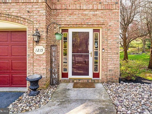 3rd image of 1215 Lindsay Ln