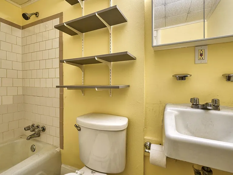 327 E University Pkwy #B — Photo 7