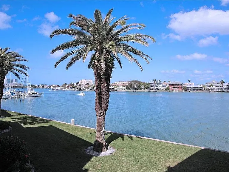 867 Bayway Blvd — Photo 1