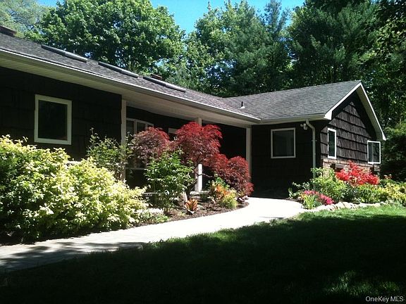 3rd image of 5 Mannetto Hill Road