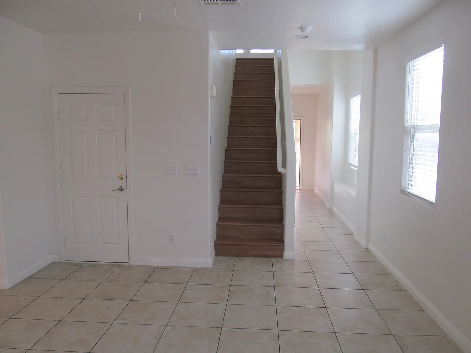 3 bed, 2.5 bath, 1703 sqft, $1,900 — Photo 4