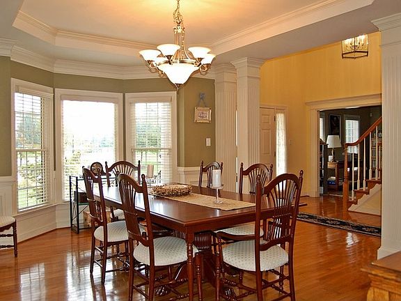 Gorgeous dining room w/bay window and handsome millwork