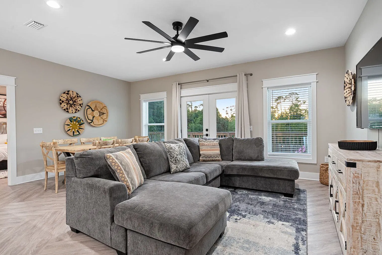 3 bed, 2.0 bath, 1410 sqft, $4,213 — Photo 2