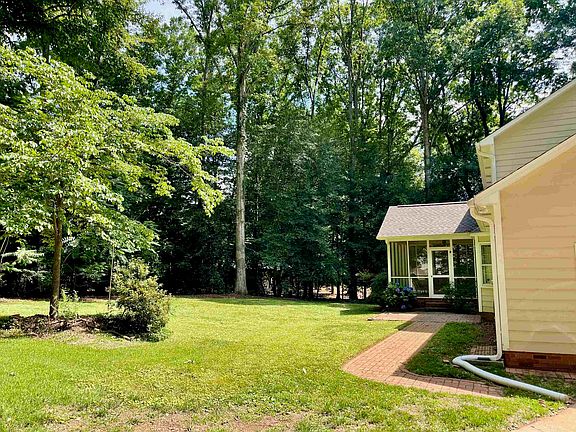 5th image of 810 Somerset Pl