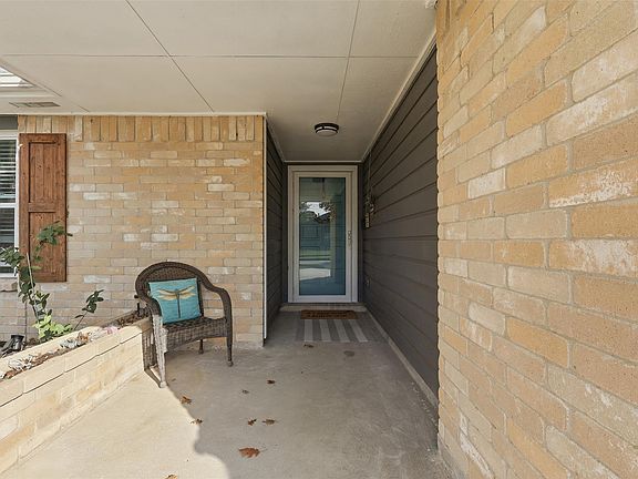 3rd image of 1201 Willowbriar Lane