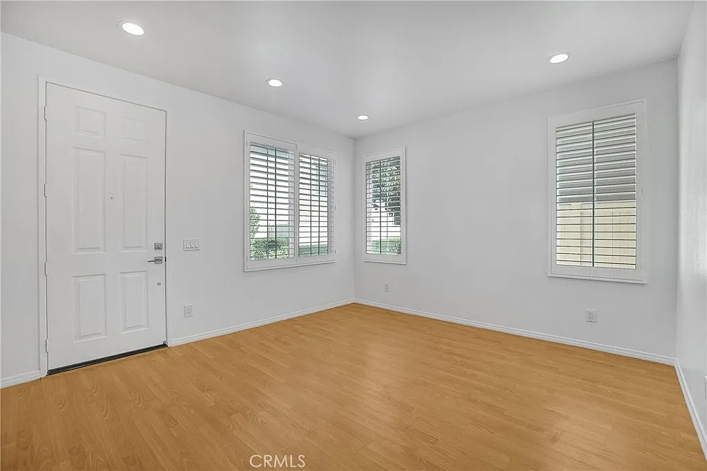 3 bed, 2.5 bath, 1910 sqft, $5,500 — Photo 3