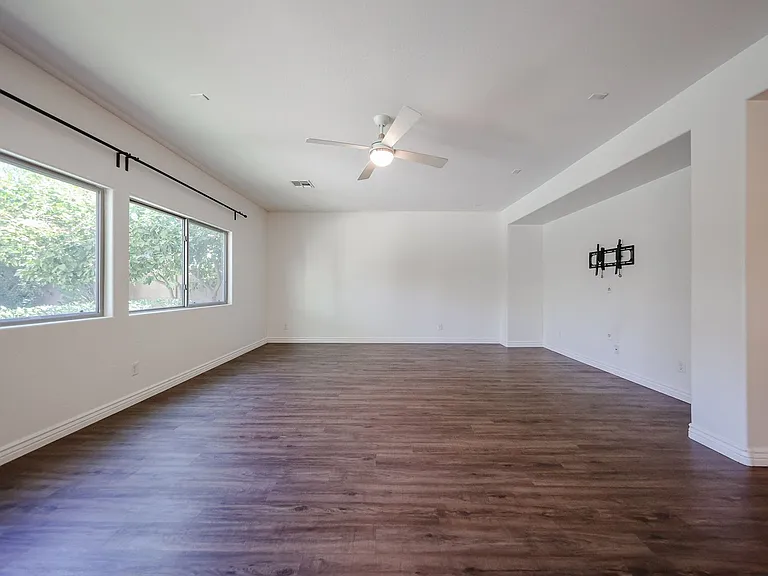 2744 E Donato Dr — Photo 12