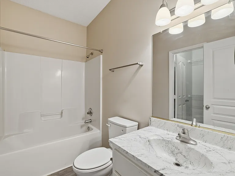 Sterling Pointe Apartments — Photo 21