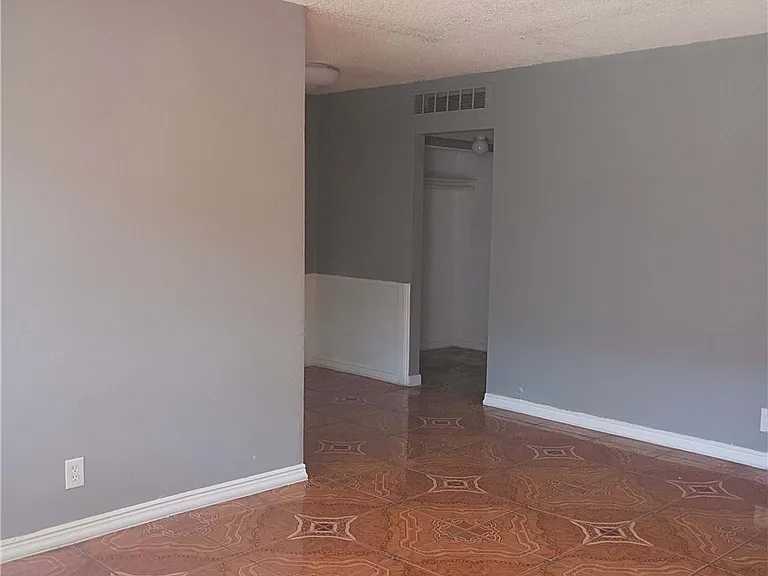 2100 Sunrise Ave #4 — Photo 3