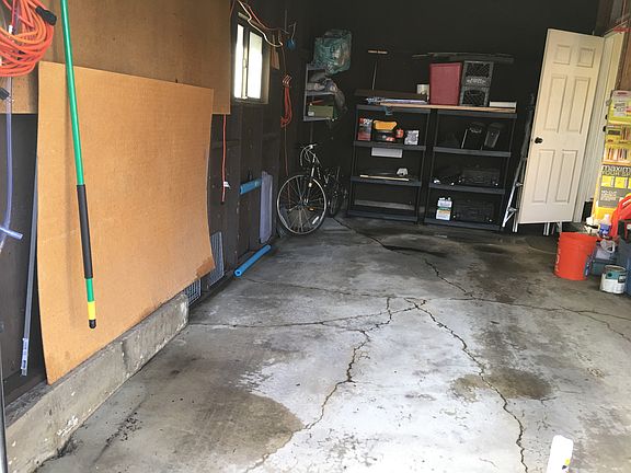 1 1/2 Attached Garage