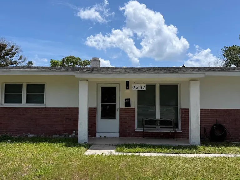 4531 Shore Acres Blvd NE — Photo 1