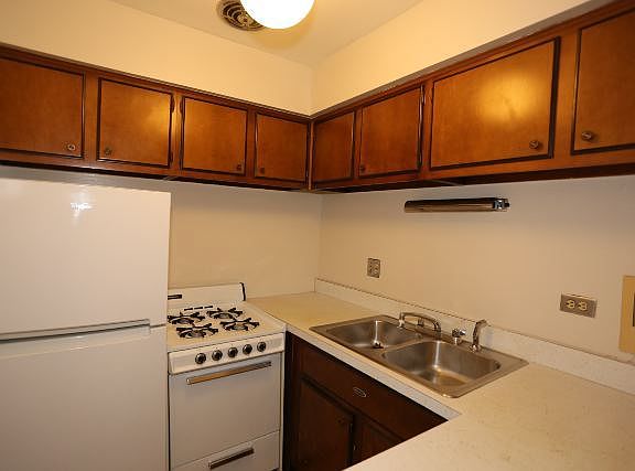 2nd image of 660 W Wrightwood Ave #309