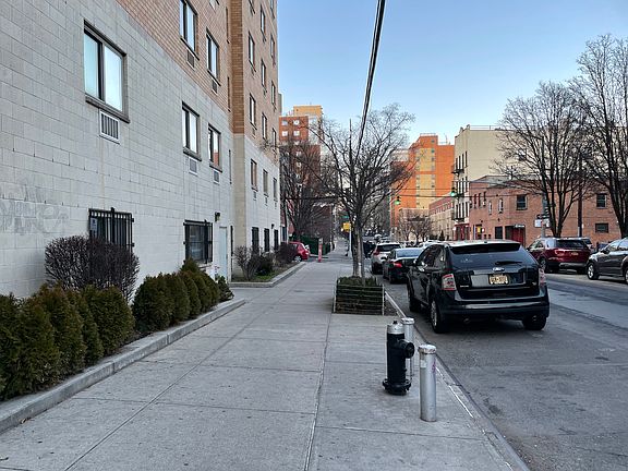 3rd image of 813 Courtlandt Ave Unit 2