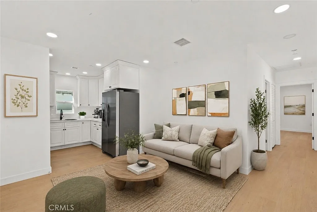 2 bed, 810 sqft, $3,000 — Photo 2