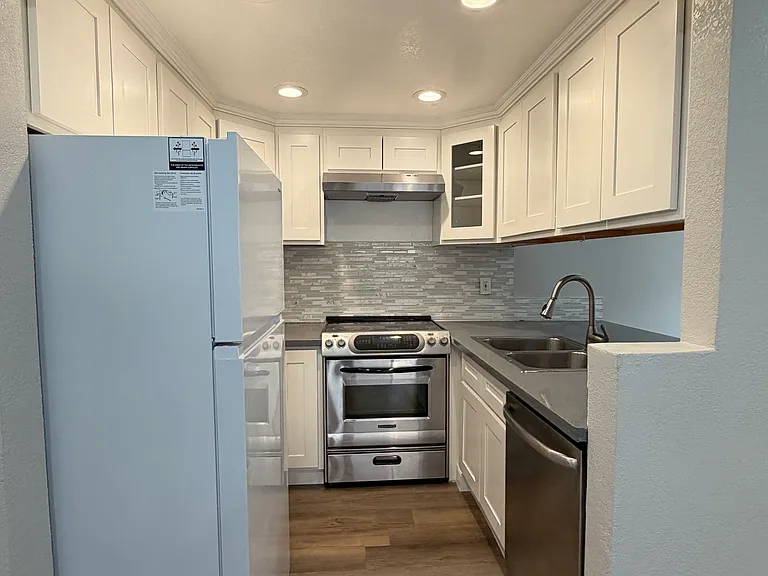2396 Balme Dr — Photo 15