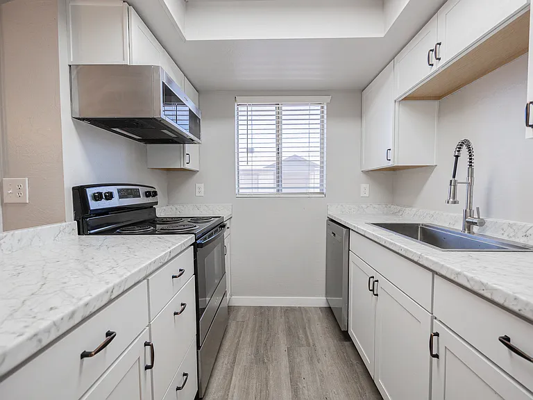 2 bed, 1.0 bath, 816 sqft, $1,350 — Photo 11