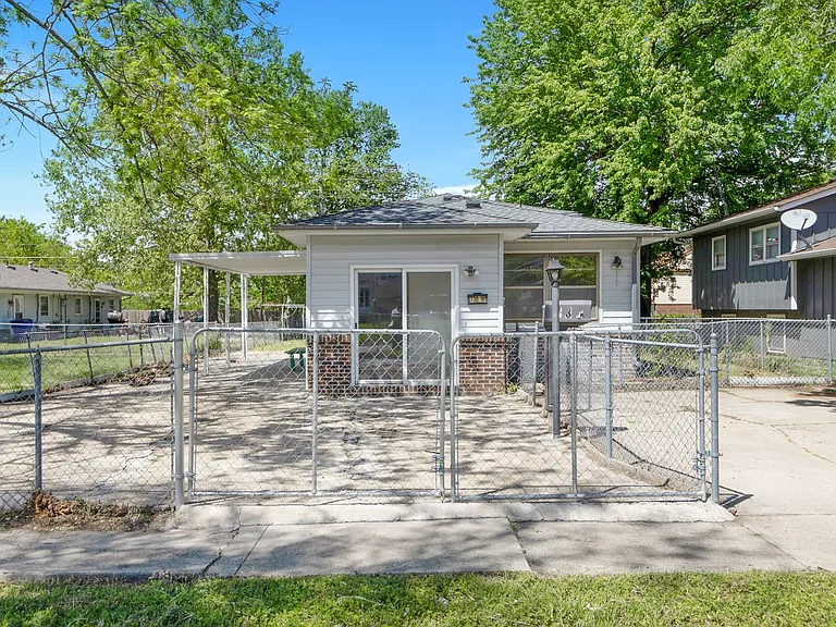 730 W 12th St — Photo 2