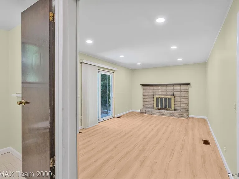 2053 Brookfield St — Photo 12