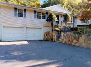 20 Tanager Ln, Trumbull, CT 06611