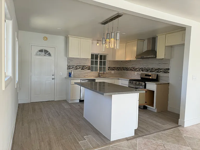 2101 S Sycamore St — Photo 3