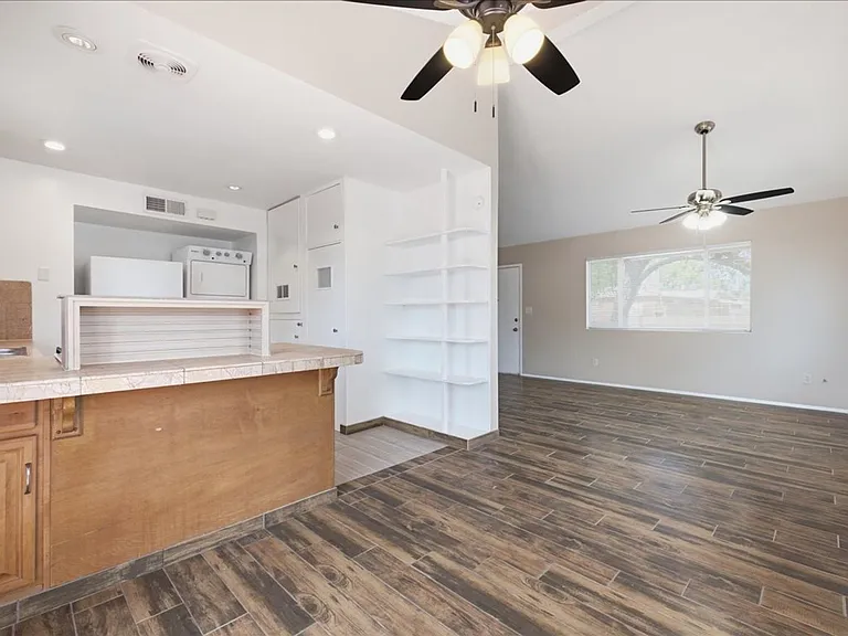 2525 N Cherry Ave — Photo 7