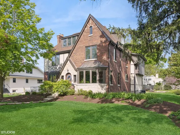 811 N Main St, Wheaton, IL 60187