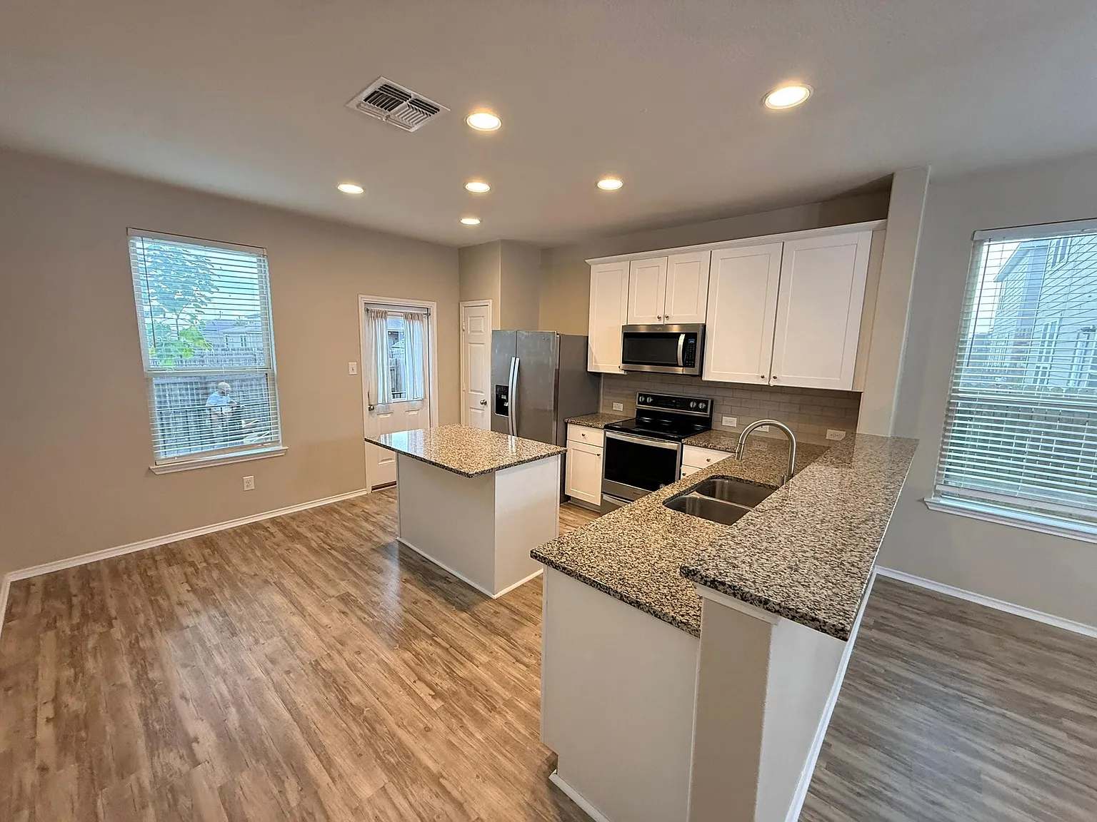 3 bed, 2.0 bath, 1207 sqft, $2,000 — Photo 3