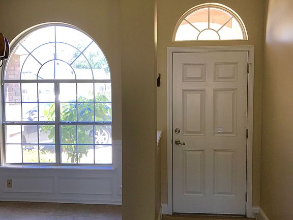 3018 Majestic Oaks foyer