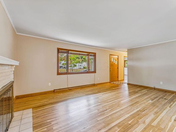 4th image of 353 Granville Sq