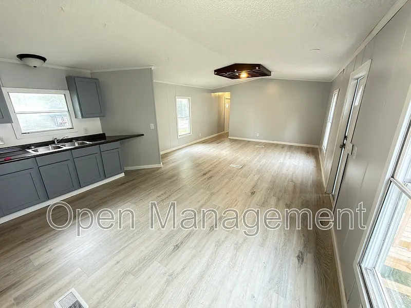 3 bed, 2.0 bath, 896 sqft, $929 — Photo 4