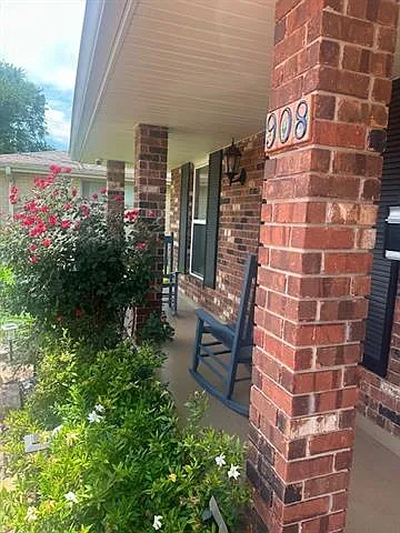 4 bed, 2.0 bath, 2196 sqft, $2,600 — Photo 2